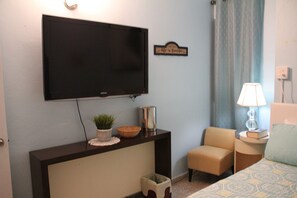 Casa familiar, 3 habitaciones | Escritorio y espacio para trabajar con laptop 