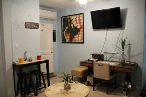 Apartament de luxe, 1 dormitori | Sala d'estar | Televisor LED de 42 polzades amb canals per satèl·lit i televisor 