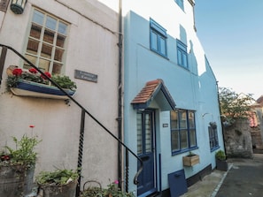 Un edificio de dos pisos con un letrero que dice 'Friendship Cottage'.