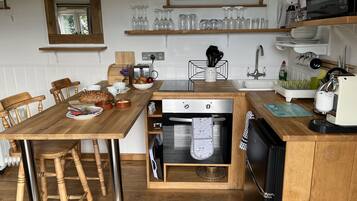 Casa de campo | Cocina privada | Refrigerador, microondas, parrilla de estufa y utensilios de cocina