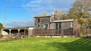 A rustic wooden barn with a fenced area and a covered structure. - Shepherds Cabin at Titterstone Hot Tub &amp; Dog-friendly Near Ludlow (Ludlow)