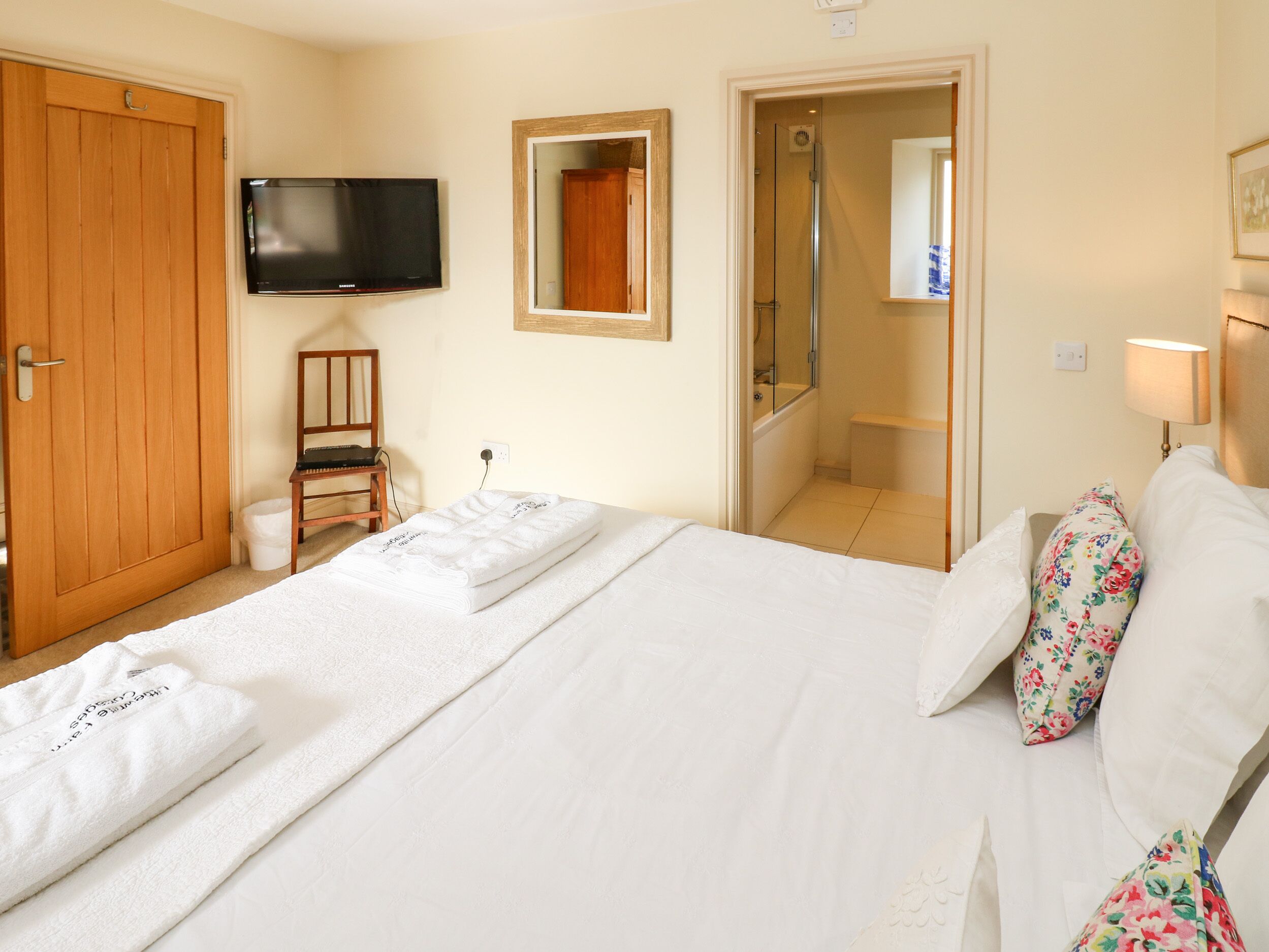 3 bedrooms, individually decorated, individually furnished, free WiFi