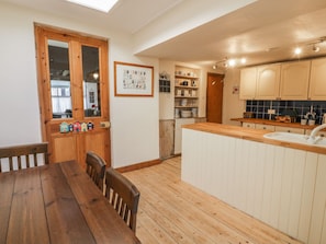Cottage | Private kitchen | Fridge, microwave, stovetop, dishwasher - Chwech (Bangor)