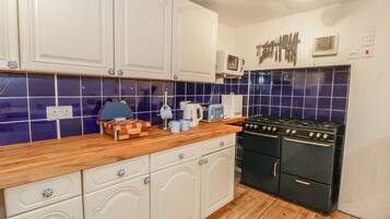 Cottage | Private kitchen | Fridge, microwave, stovetop, dishwasher