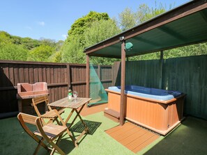 Cottage | Outdoor spa tub - Rose Cottage (Llandysul)