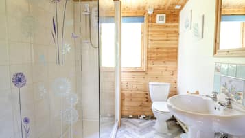 Cottage | Salle de bain | Douche, sèche-cheveux