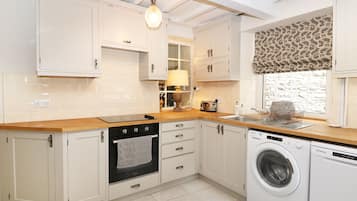 Cottage | Private kitchen | Microwave, stovetop, dishwasher, cookware/dishes/utensils