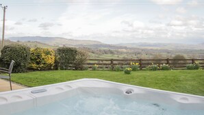 Un bain à remous avec vue sur un paysage rural.