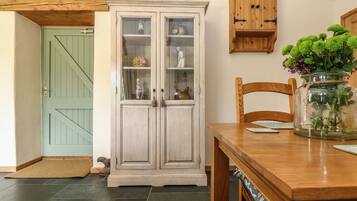 Cottage | 1 bedroom, individually decorated, individually furnished, free WiFi