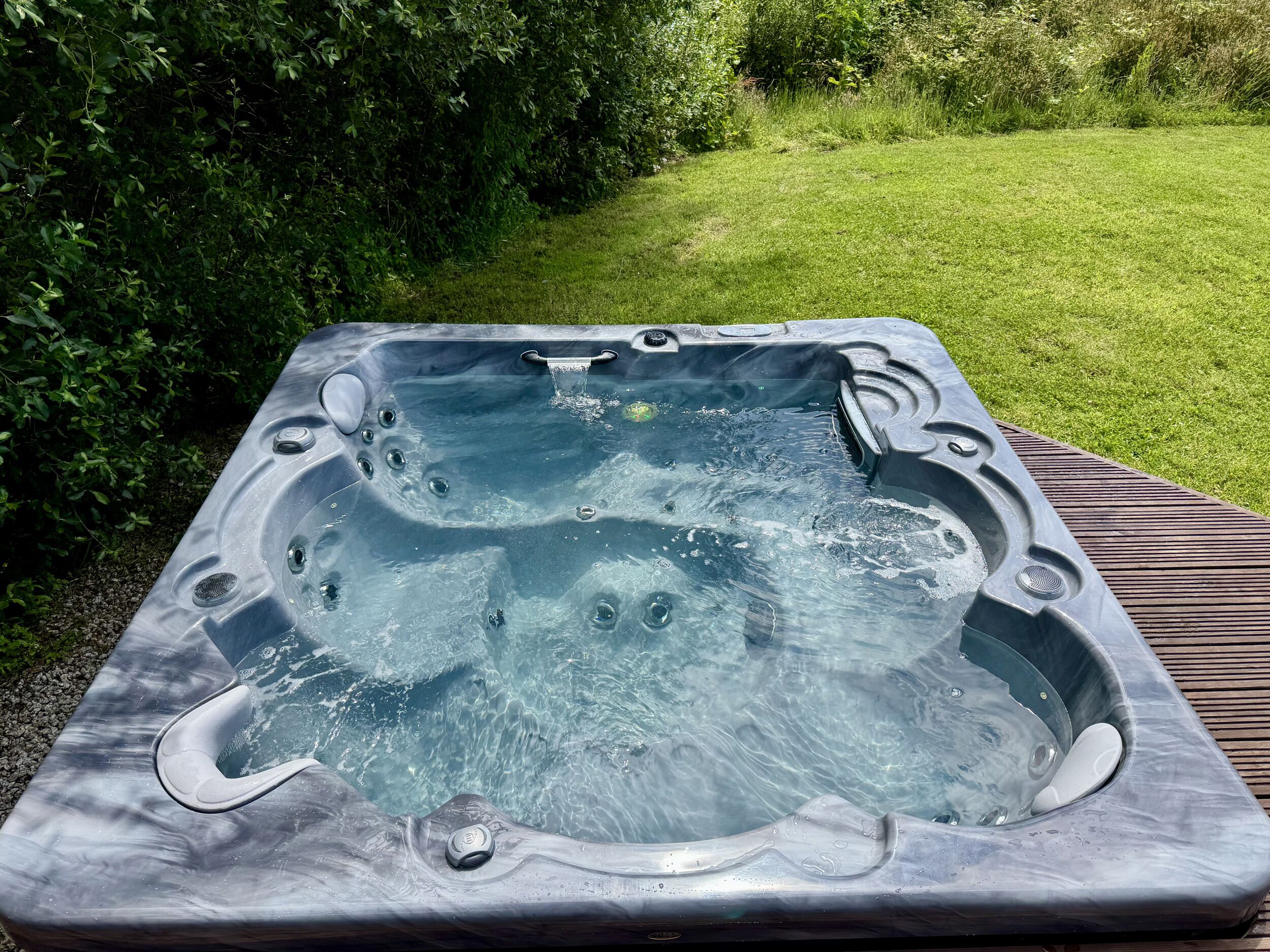 Cottage | Outdoor spa tub