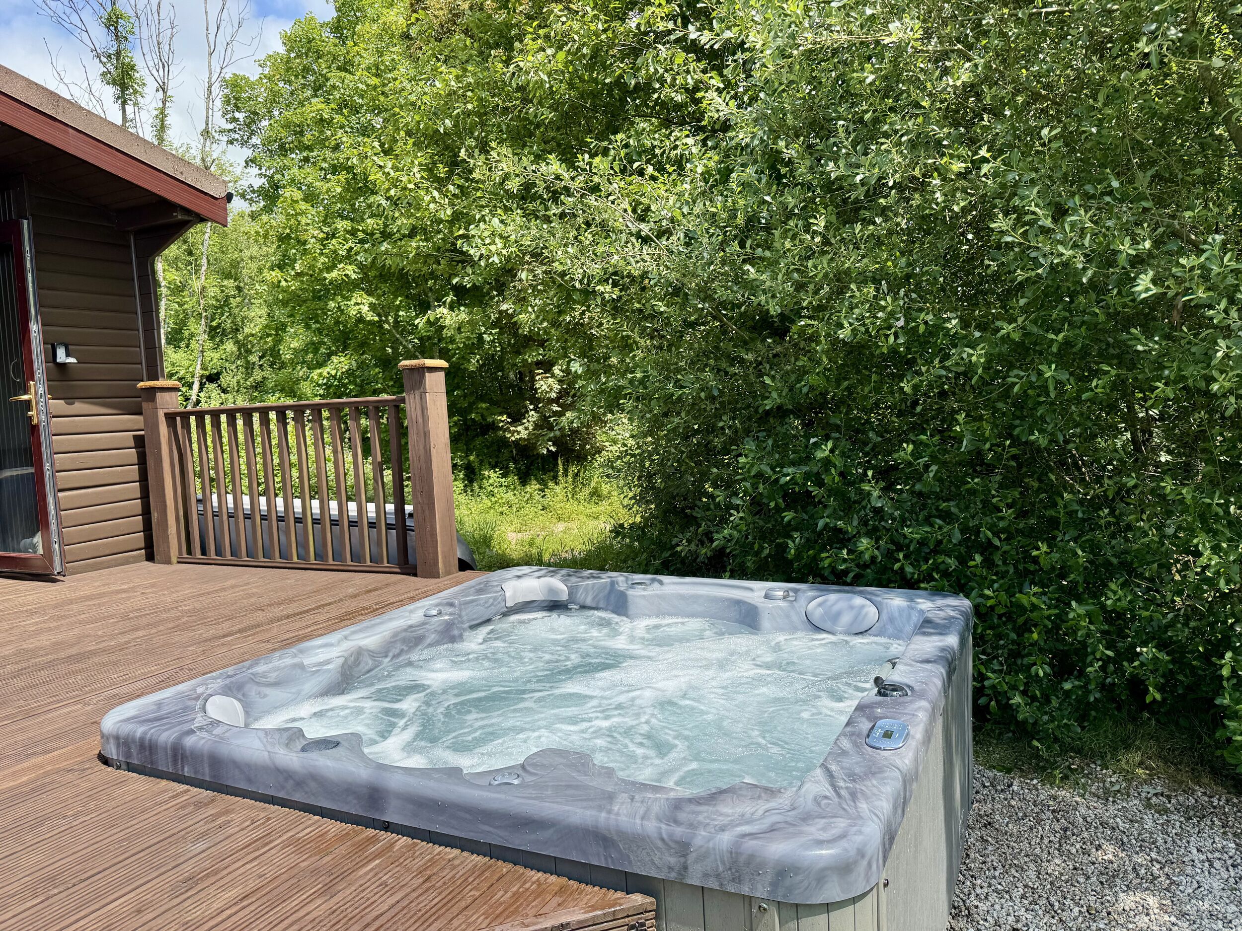 Cottage | Outdoor spa tub