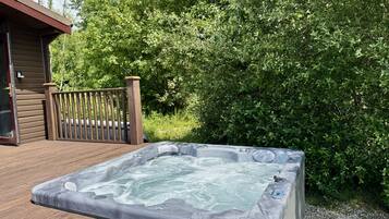 Cottage | Outdoor spa tub