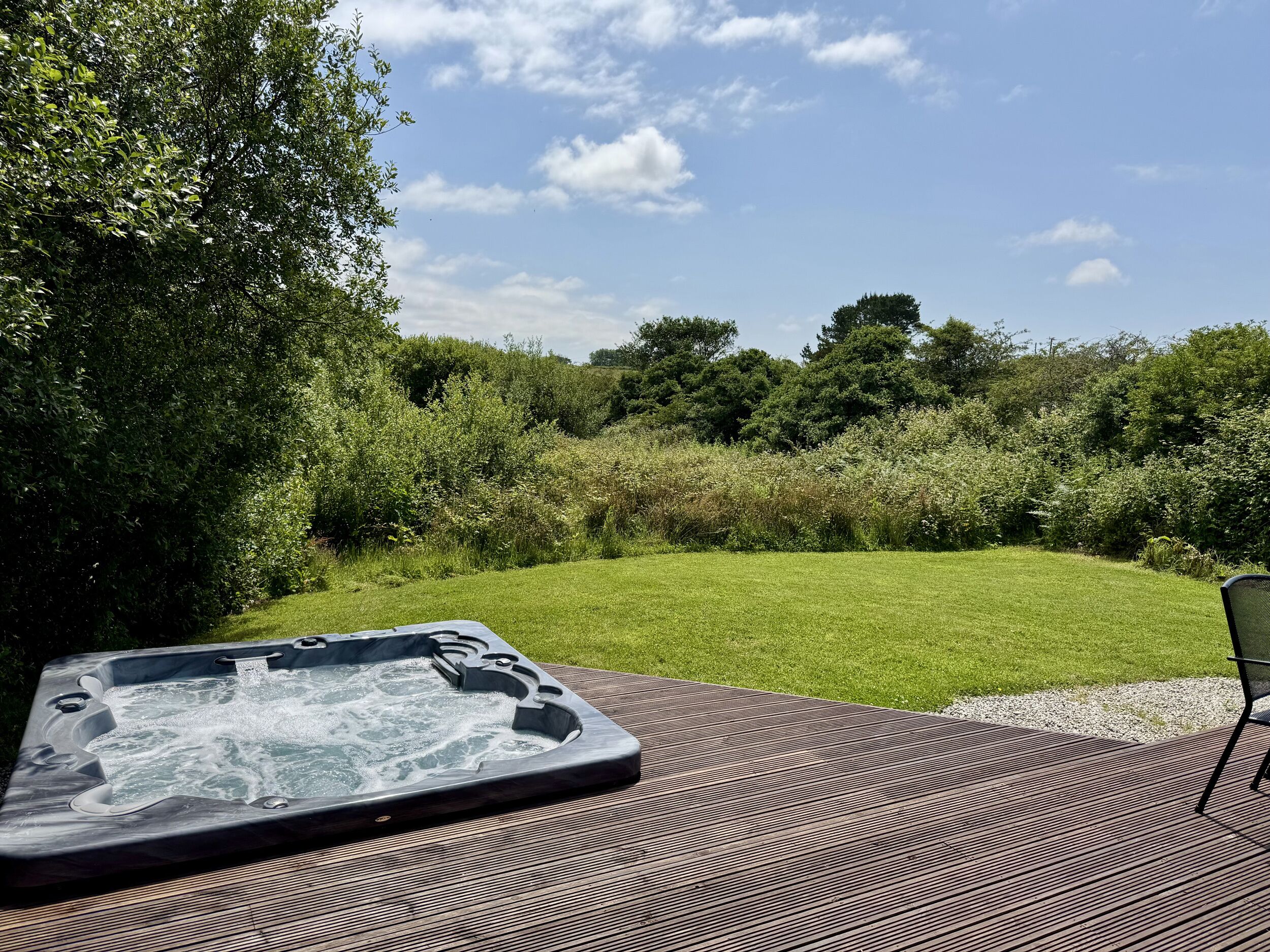 Cottage | Outdoor spa tub