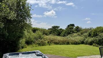 Cottage | Outdoor spa tub