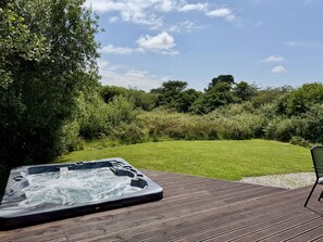 Cottage | Outdoor spa tub