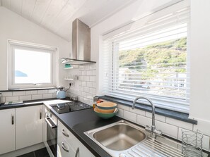 Cottage | Private kitchen | Microwave, stovetop, dishwasher, cookware/dishes/utensils - Gull Rock (Tintagel)