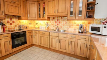 Cottage | Cuisine privée | Réfrigérateur, micro-ondes, plaque de cuisson, lave-vaisselle