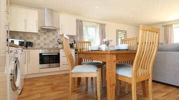 Cottage | Private kitchen | Fridge, microwave, stovetop, electric kettle