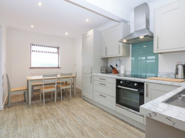 Cottage | Cuisine privée | Réfrigérateur, micro-ondes, plaque de cuisson, lave-vaisselle