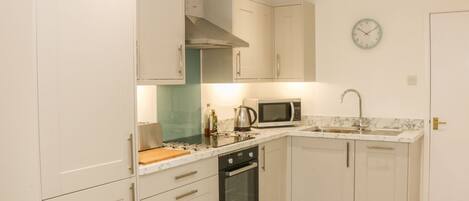 Cottage | Cuisine privée | Réfrigérateur, micro-ondes, plaque de cuisson, lave-vaisselle