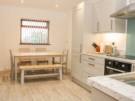 Casa de campo | Cocina privada | Frigorífico, microondas, placa de cocina y lavavajillas