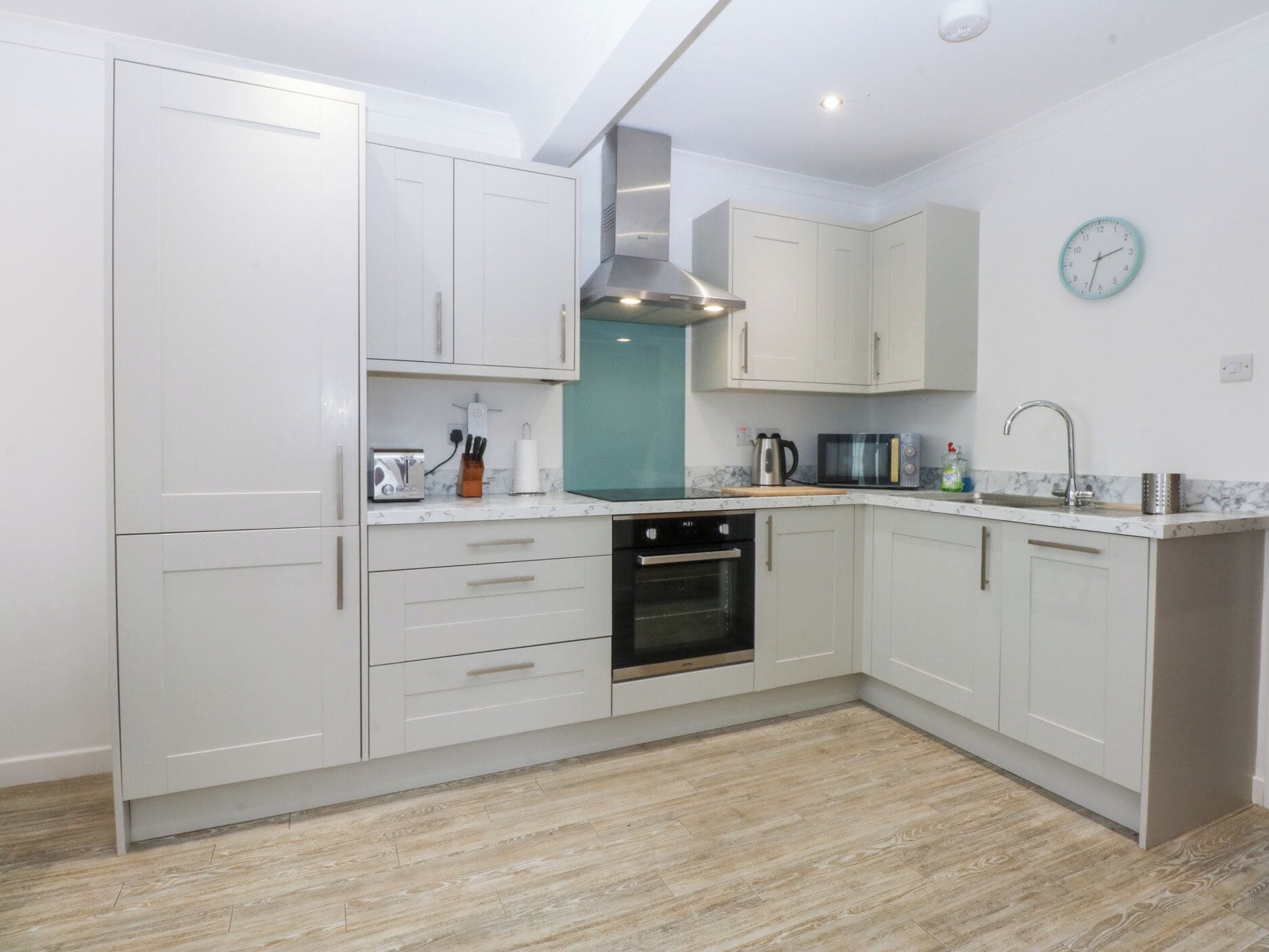 Cottage | Private kitchen | Fridge, microwave, stovetop, dishwasher