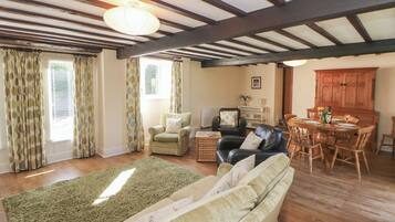 Cottage | Living area | TV