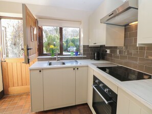 Casa de campo | Cocina privada | Refrigerador, microondas, parrilla de estufa y utensilios de cocina 