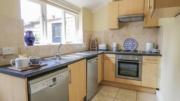 Cottage | Private kitchen | Dishwasher, cookware/dishes/utensils