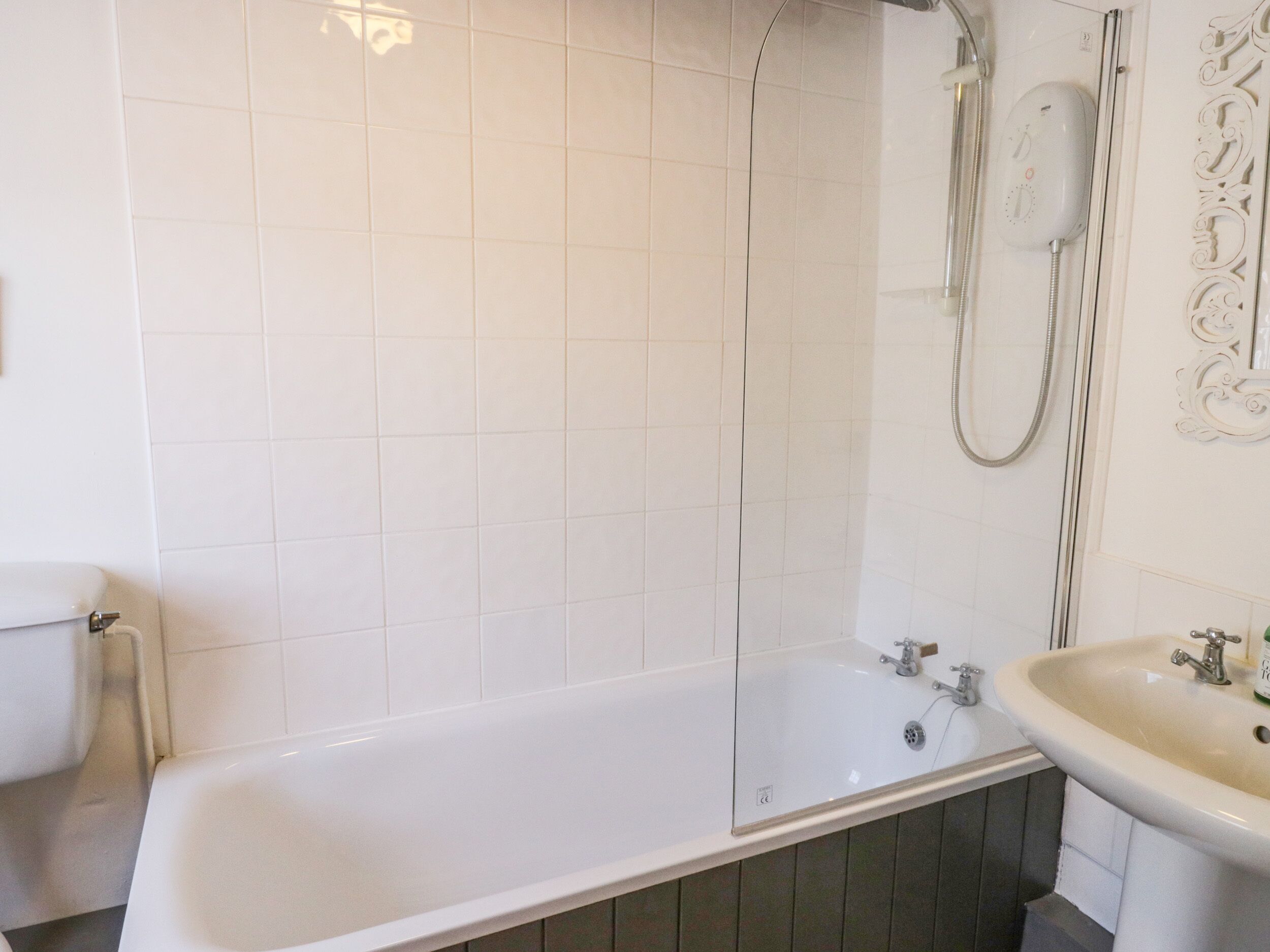 Un baño con bañera, ducha y lavabo.