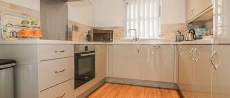 Cottage | Private kitchen | Microwave, stovetop, dishwasher, electric kettle