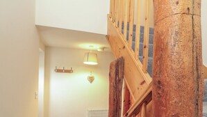 Una escalera de madera con un adorno con forma de corazón en la pared.