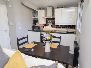 Cottage | Private kitchen | Cookware/dishes/utensils - The Apartment (Morpeth)