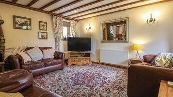 Cottage | Woonruimte | Een televisie