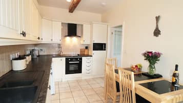 Cottage | Private kitchen | Dishwasher, highchair, cookware/dishes/utensils