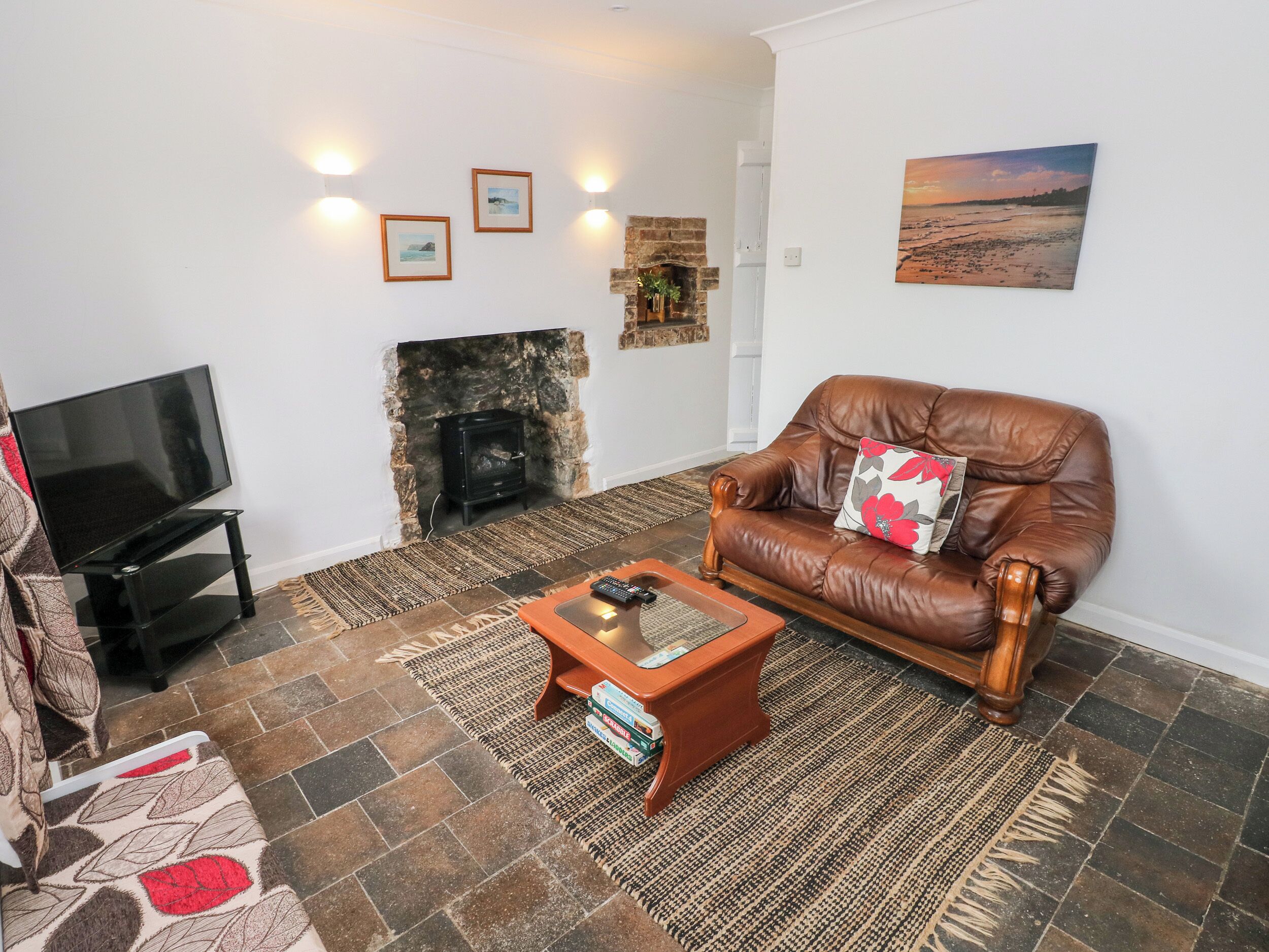 Cottage | Living area | TV