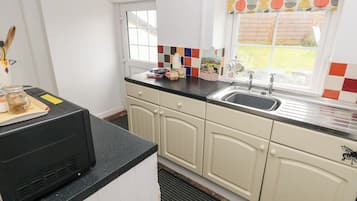 Cottage | Private kitchen | Fridge, microwave, stovetop, cookware/dishes/utensils