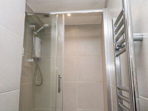 Cottage | Bathroom | Shower, hair dryer - Flat 1 (Penzance)