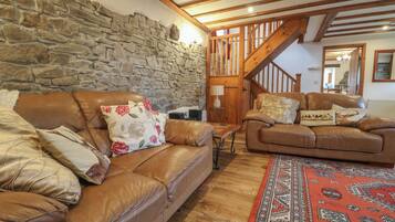 Cottage | Woonruimte | Een televisie en een dvd-speler