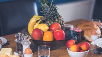 Cottage | Private kitchen | Fridge, microwave, stovetop, electric kettle