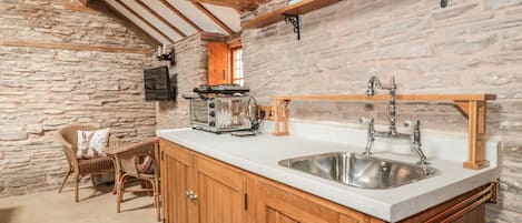Cottage | Private kitchen | Stovetop, electric kettle, toaster, cookware/dishes/utensils
