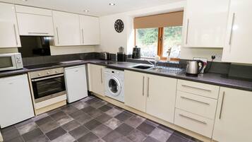 Cottage | Private kitchen | Fridge, stovetop, highchair, cookware/dishes/utensils