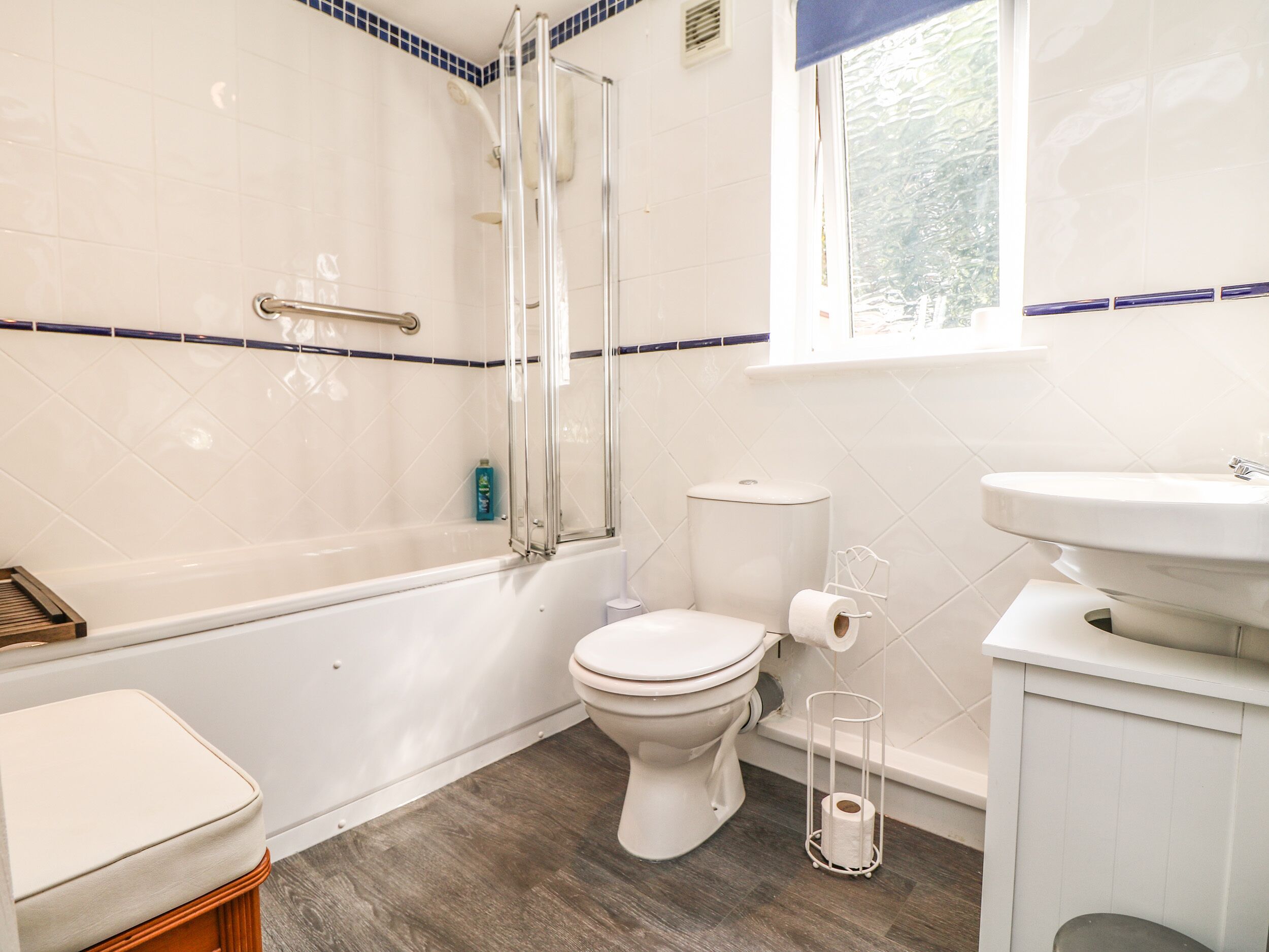 Une salle de bain avec une baignoire, des toilettes et un lavabo.