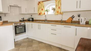 Cottage | Private kitchen | Fridge, stovetop, dishwasher, electric kettle