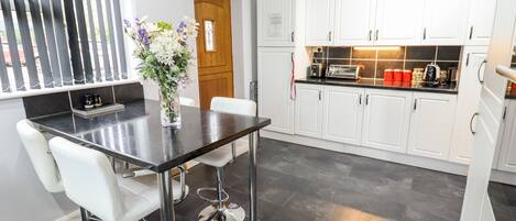 Cottage | Private kitchen | Fridge, dishwasher, cookware/dishes/utensils