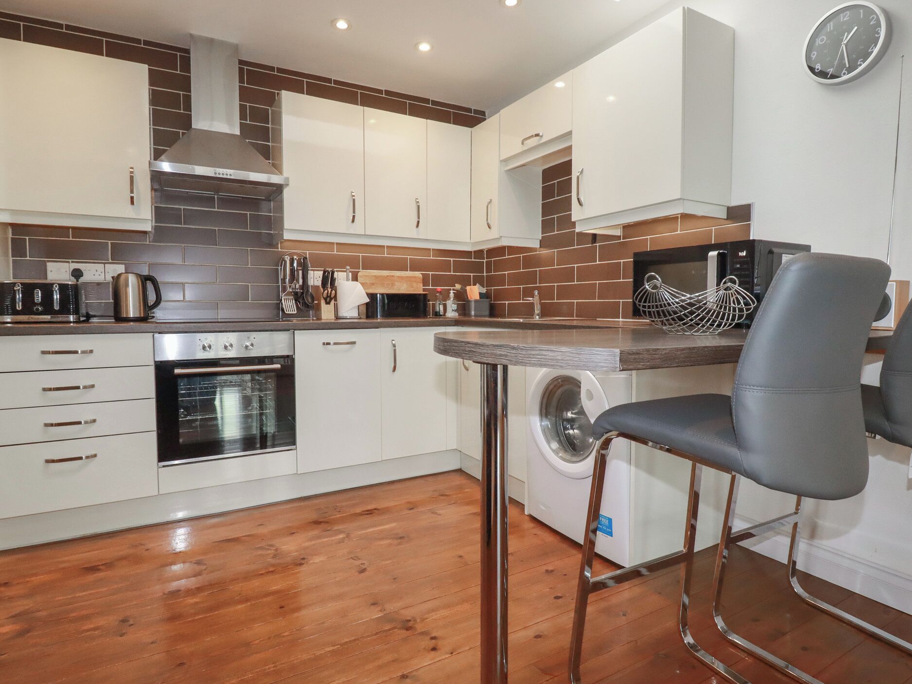 Småhus | Eget kjøkken | Mikrobølgeovn, kokeplater, oppvaskmaskin og kjøkkenutstyr