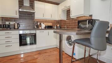 Småhus | Eget kjøkken | Mikrobølgeovn, kokeplater, oppvaskmaskin og kjøkkenutstyr