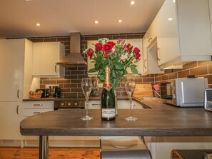 Cottage | Private kitchen | Microwave, stovetop, dishwasher, cookware/dishes/utensils