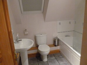 Maison, 3 chambres | Salle de bain | Baignoire et douche séparées, articles de toilette (gratuits)