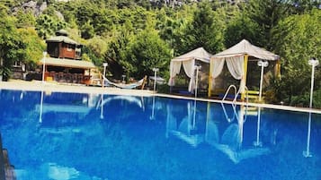 Piscine extérieure (ouverte en saison)